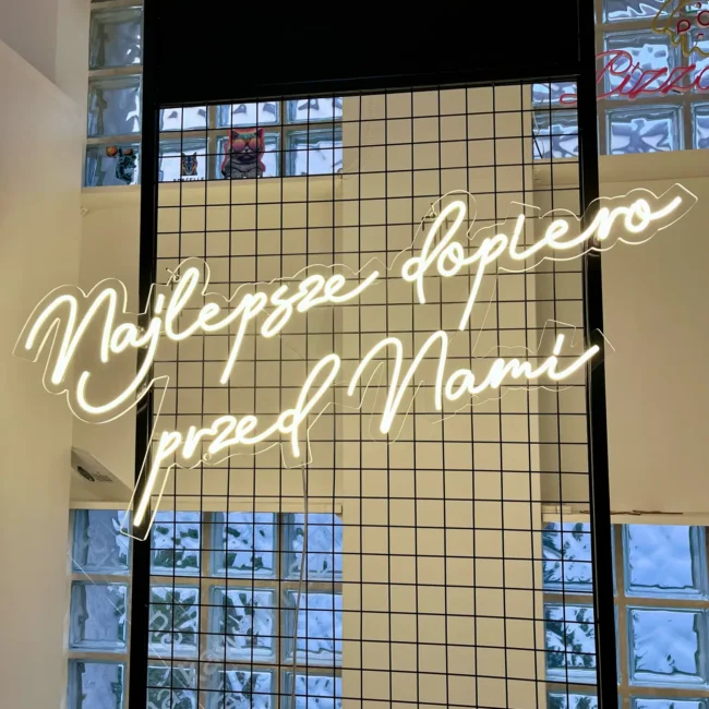 Neon z napisem
