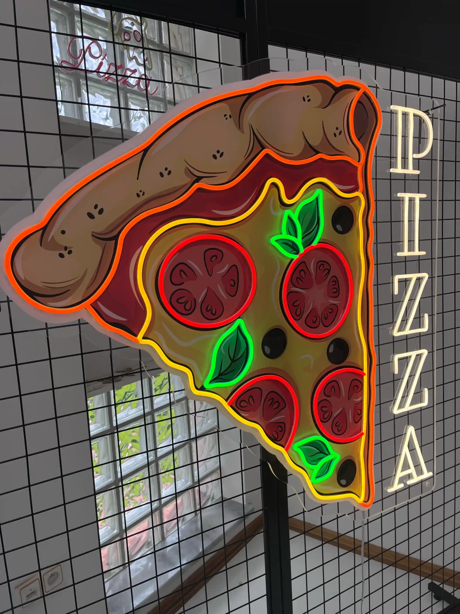 Kolorowy neon Pizza z podświetlanym napisem
